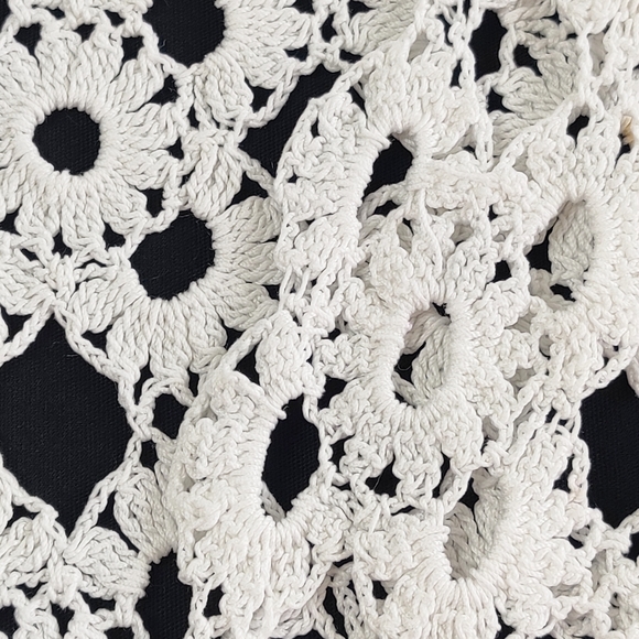 Vintage crocheted, dresser scarf, table runner, doily table linens rectangular - Picture 9 of 10